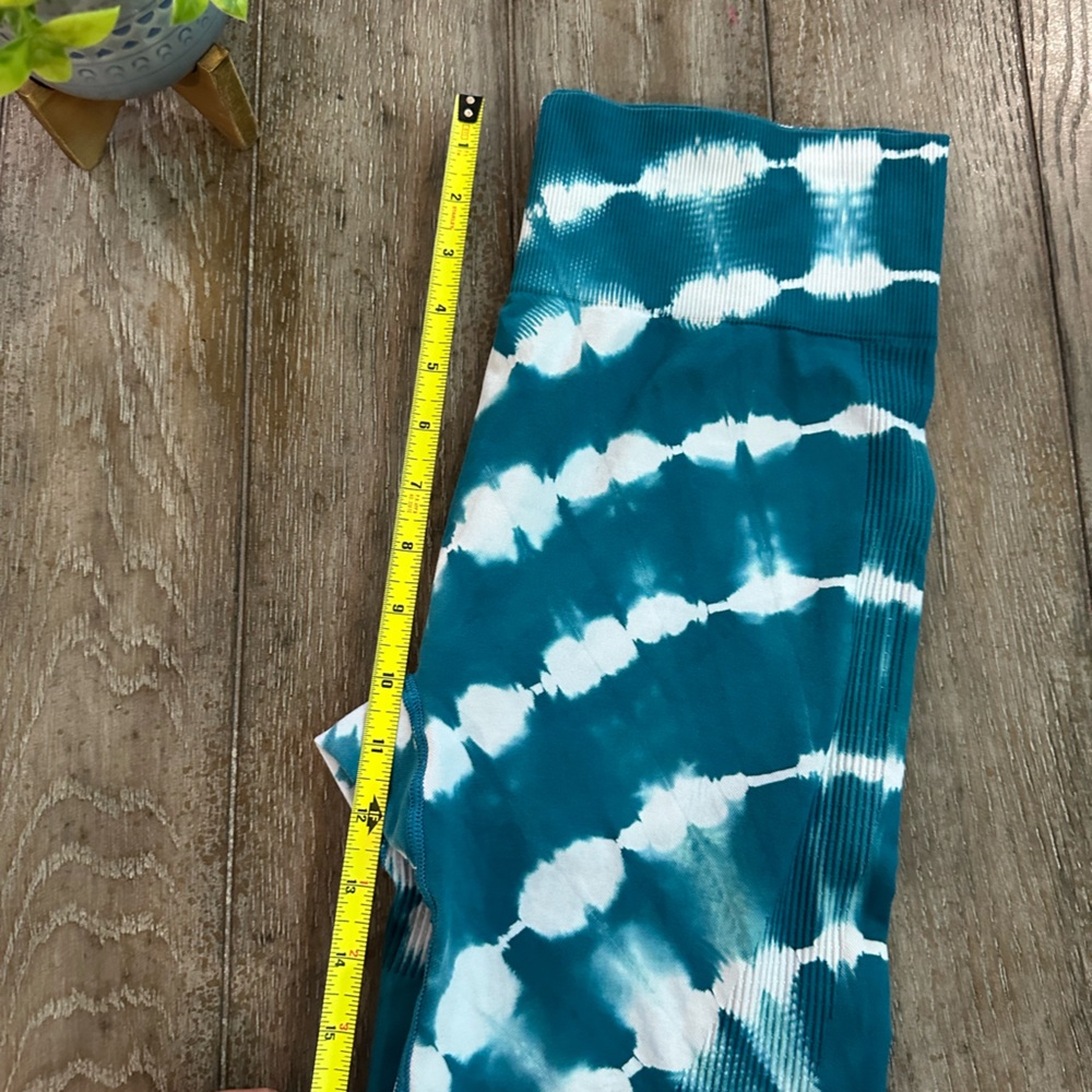 Victoria’s Secret PINK Stylish Teal and White Tie-Dye Leggings - Picture 11 of 12